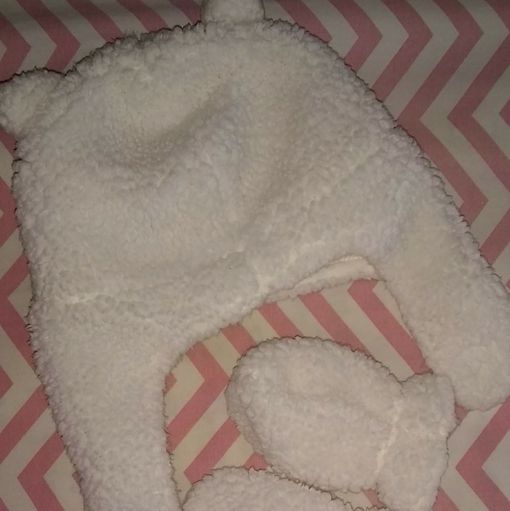 Carter's hat and mitten set
